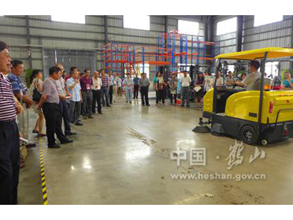 向省、市領(lǐng)導(dǎo)展示操作牛力電動掃地車